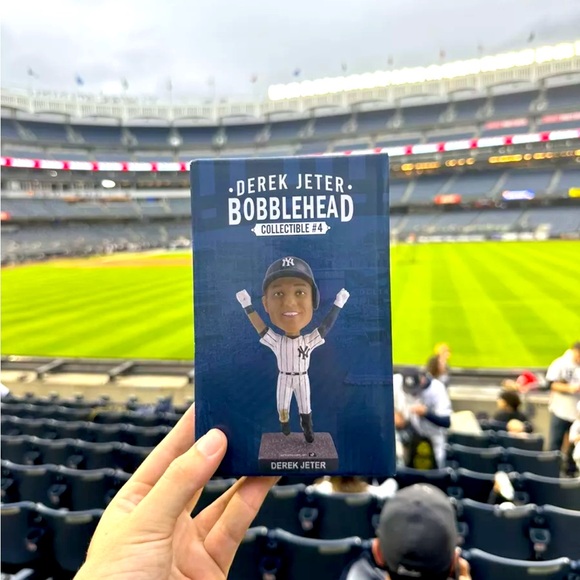 Derek Jeter Final Hit Bobblehead SGA 9/25/24 Yankees Giveaway 10 Yr Anniversary - Picture 1 of 4